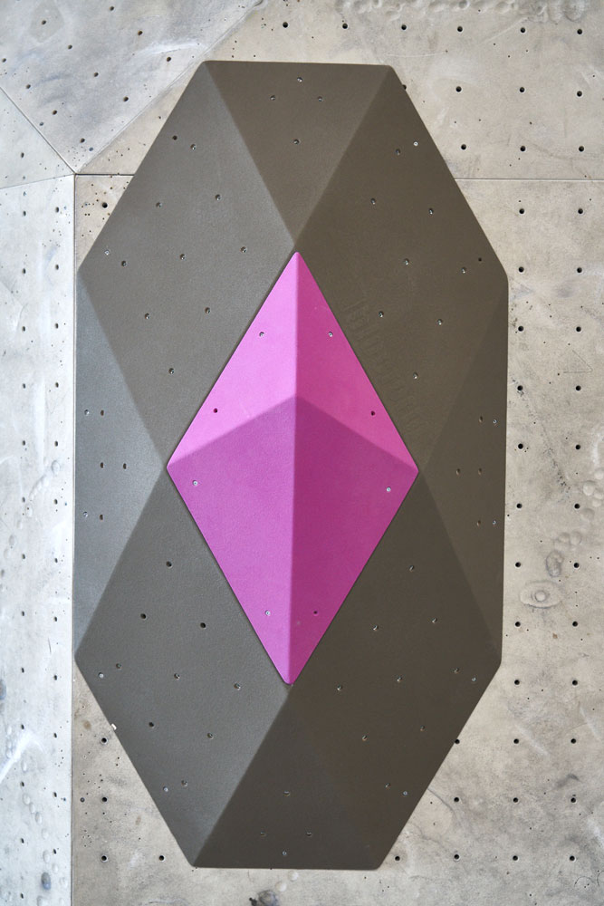 Rhomboids | Rhomboids Base Prisma // Symmetrische Basiselemente mit exakten rhombischen Passflächen. Formschlüssig Volumenbilder können so auf die Wand geschraubt werden. | blocform | objects to climb