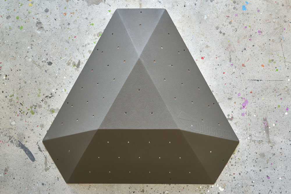 Rhomboids | Rhomboids Base Prisma // Symmetrische Basiselemente mit exakten rhombischen Passflächen. Formschlüssig Volumenbilder können so auf die Wand geschraubt werden. | blocform | objects to climb